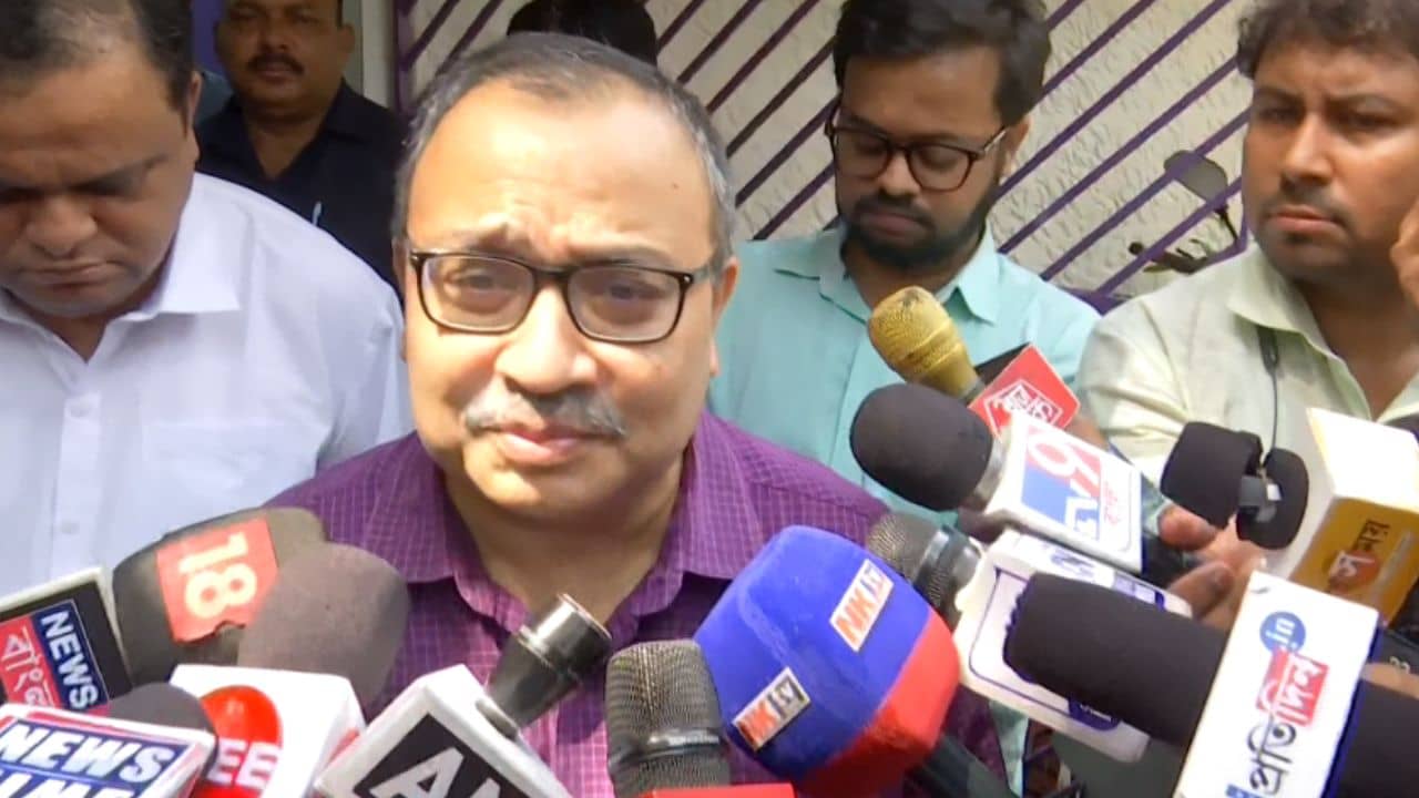 Kunal Ghosh: আহা কী আনন্দ আকাশে-বাতাসে..., ডেরেকের ঘর থেকে বেরিয়ে ফের গান ধরলেন কুণাল