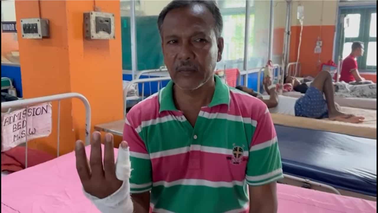 Barrackpore: আমডাঙায় ভোটারের আঙুল কাটার চেষ্টা? শুনে তৃণমূল বলল... Barrackpore: আমডাঙায় ভোটারের আঙুল কাটার চেষ্টা? শুনে তৃণমূল বলল...