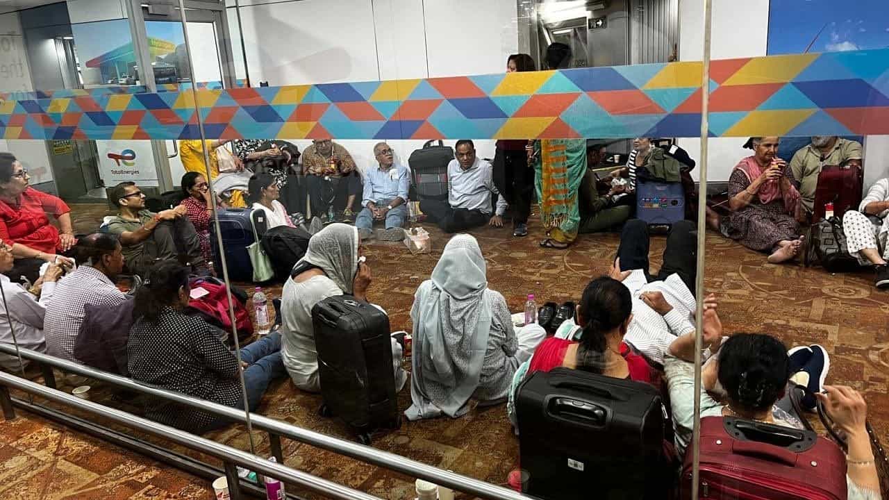২০ ঘণ্টা লেট এয়ার ইন্ডিয়ার ফ্লাইট! এসি নেই, খাবার নেই, জ্ঞান হারালেন যাত্রীরা ২০ ঘণ্টা লেট এয়ার ইন্ডিয়ার ফ্লাইট! এসি নেই, খাবার নেই, জ্ঞান হারালেন যাত্রীরা
