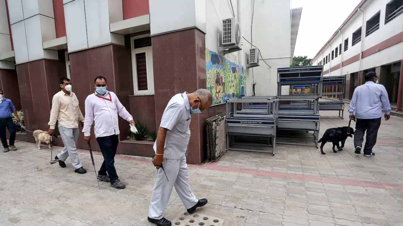 একসঙ্গে ৬০টি নামী স্কুল উড়িয়ে দেওয়ার হুমকি! ভয়ে কাঁটা অভিভাবকরা, চলছে চিরুণি তল্লাশি একসঙ্গে ৬০টি নামী স্কুল উড়িয়ে দেওয়ার হুমকি! ভয়ে কাঁটা অভিভাবকরা, চলছে চিরুণি তল্লাশি