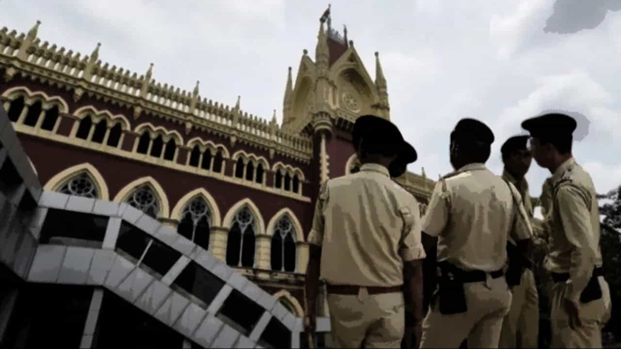 Calcutta High Court: 'জেলায় পুলিশ নিজেকে সর্বেসর্বা মনে করে', উর্দিধারীদের ভূমিকায় অসন্তোষ বিচারপতির Calcutta High Court: 'জেলায় পুলিশ নিজেকে সর্বেসর্বা মনে করে', উর্দিধারীদের ভূমিকায় অসন্তোষ বিচারপতির