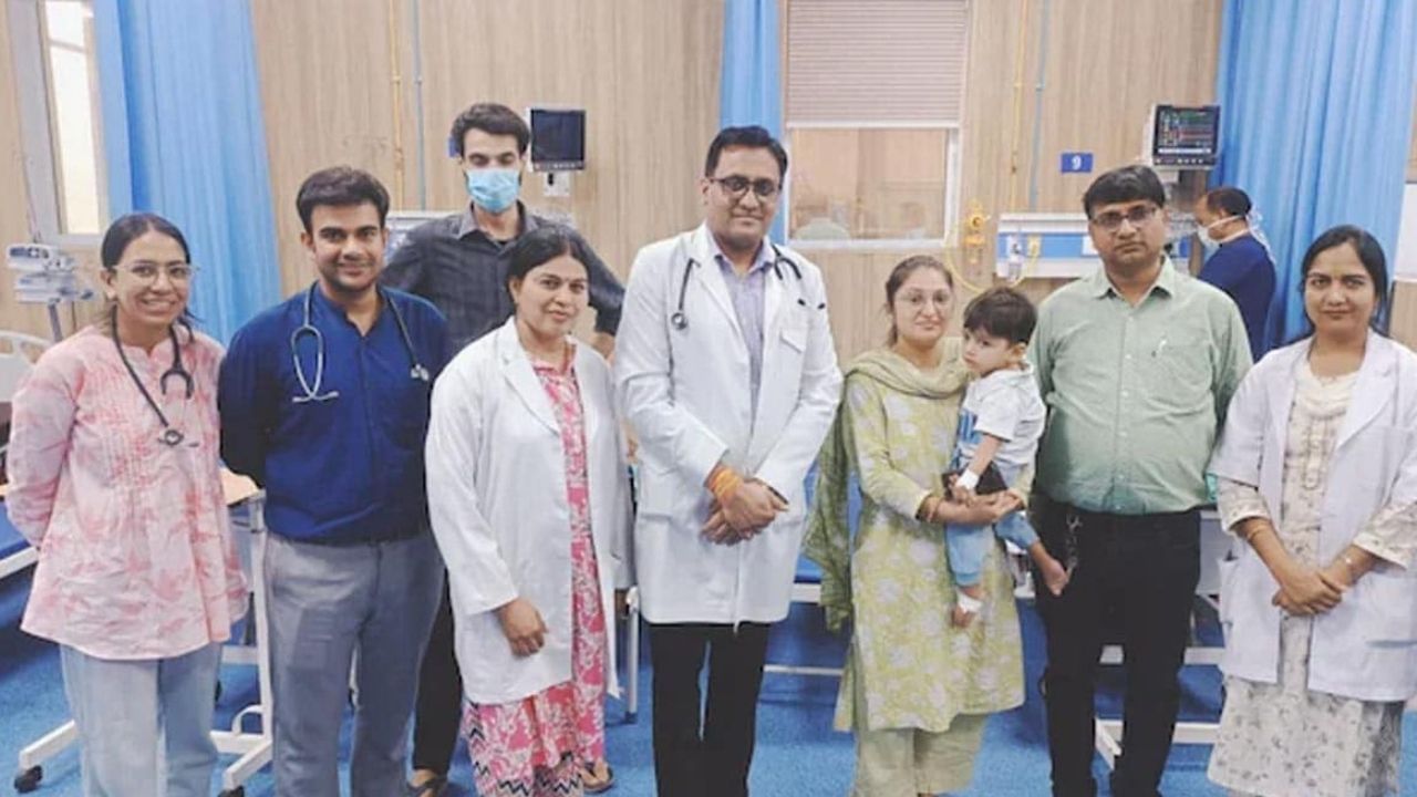 বিরল রোগ পরিণত করেছিল 'জীবন্ত পাথরে', সাড়ে ১৭ কোটির ইঞ্জেকশনে হৃদয়াংশকে নতুন জীবন দিলেন সোনু সুদ থেকে সবজি বিক্রেতা বিরল রোগ পরিণত করেছিল 'জীবন্ত পাথরে', সাড়ে ১৭ কোটির ইঞ্জেকশনে হৃদয়াংশকে নতুন জীবন দিলেন সোনু সুদ থেকে সবজি বিক্রেতা