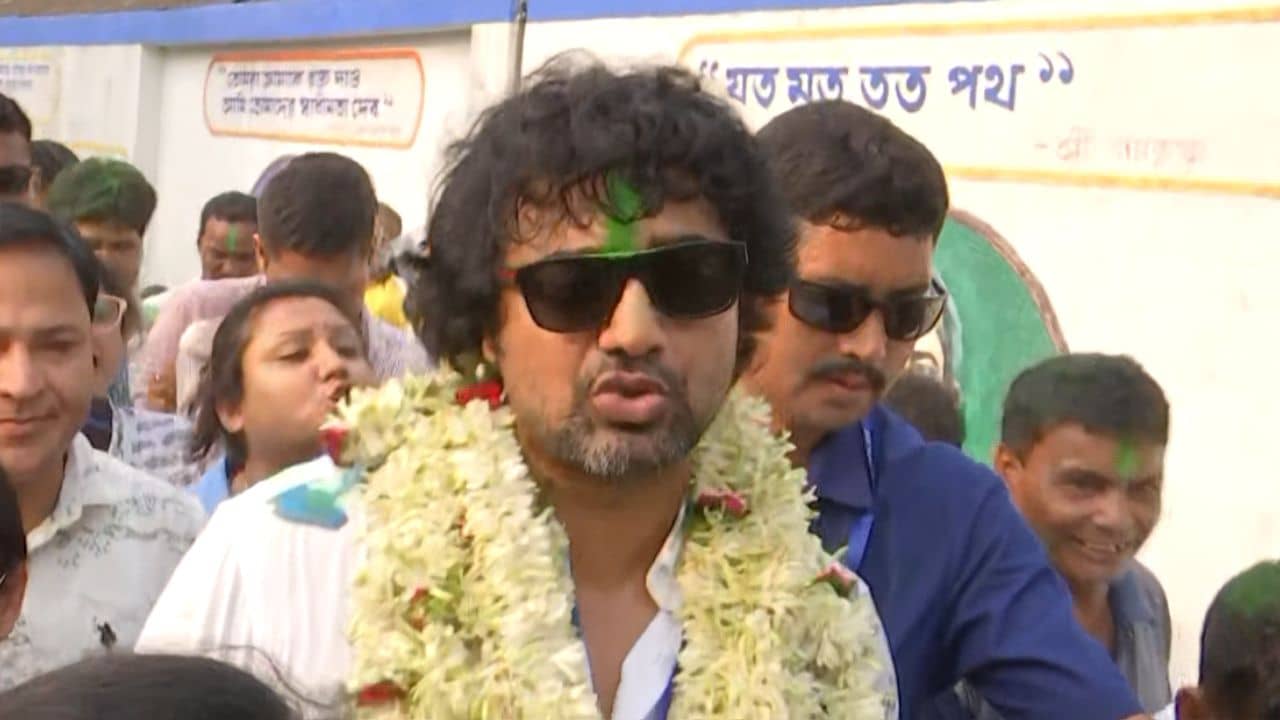 Dev: ভোট শেষের আগেই বিজয়োল্লাস? সবুজ আবির মেখে দেবকে নিয়ে মাতলেন তৃণমূল কর্মীরা