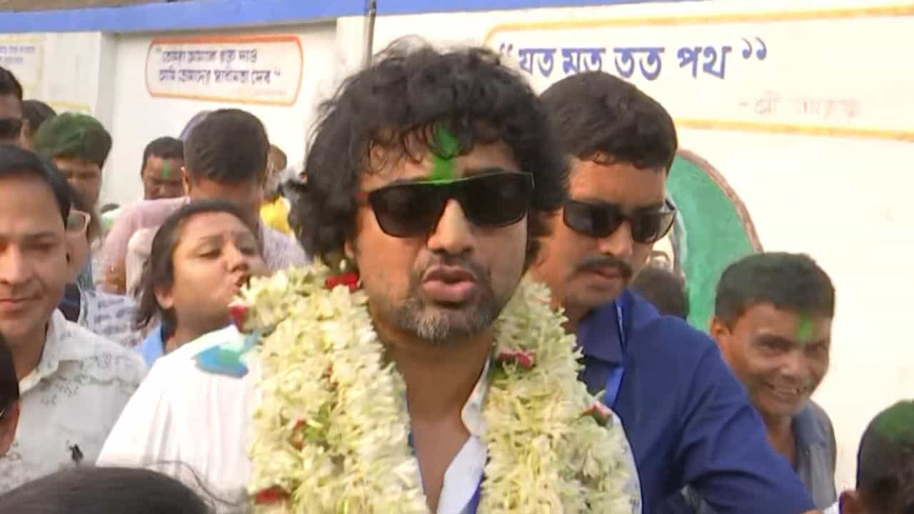 Dev: ভোট শেষের আগেই বিজয়োল্লাস? সবুজ আবির মেখে দেবকে নিয়ে মাতলেন তৃণমূল কর্মীরা Dev: ভোট শেষের আগেই বিজয়োল্লাস? সবুজ আবির মেখে দেবকে নিয়ে মাতলেন তৃণমূল কর্মীরা