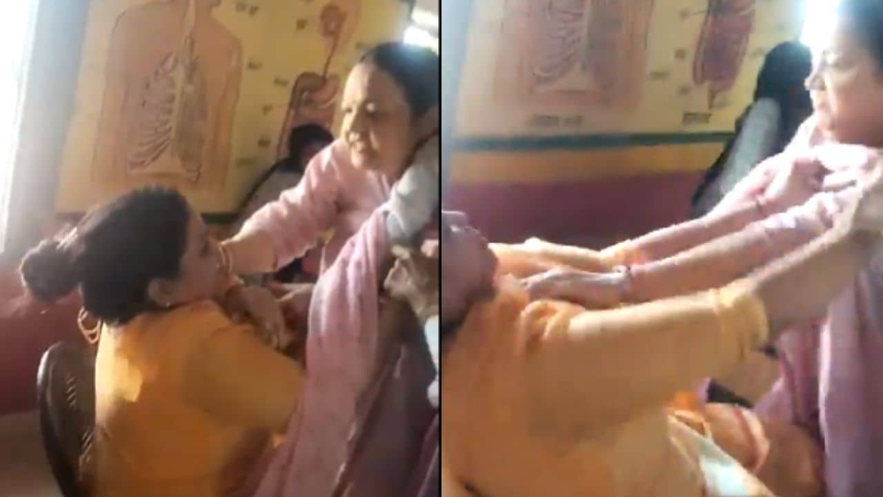 VIDEO: চুলের মুঠি ধরে টান, চোখে খিমচি! স্কুলেই চুলোচুলি শিক্ষিকা-প্রিন্সিপালের, হাঁ করে দেখল পড়ুয়ারা