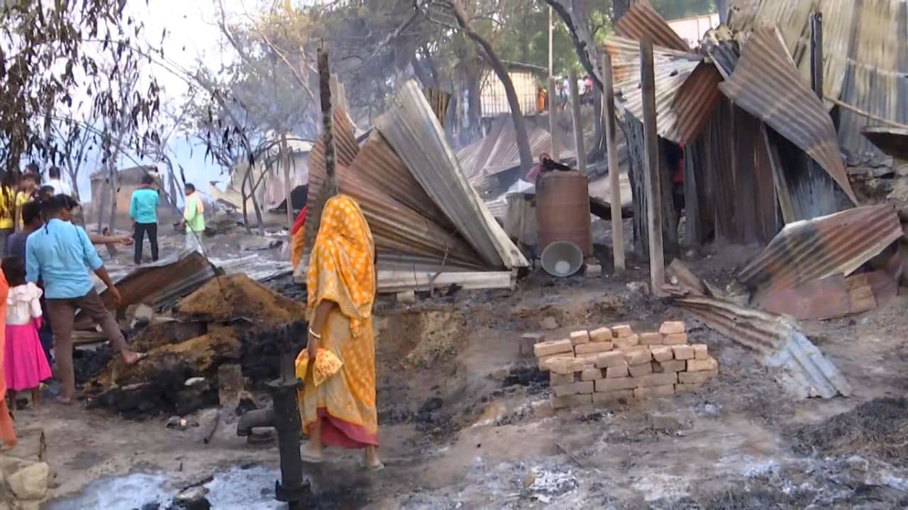 Malda Fire: বিধ্বংসী আগুনে পুড়ে খাঁক শতাধিক বাড়ি! ঝলসে মৃত ১, আহত অন্তত ৩০