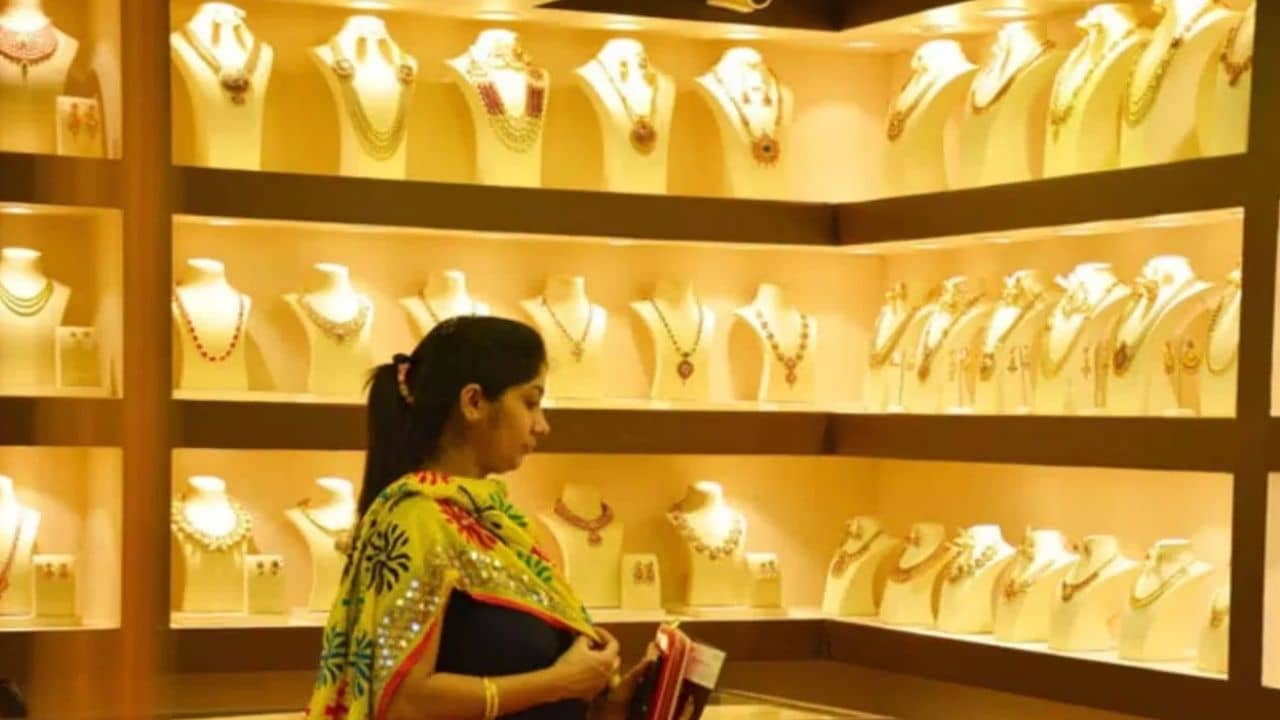 Gold Price Today: সস্তা হয়ে গিয়েছে সোনা, এই খবর এখনও পাননি? আর অপেক্ষা কীসের তবে...
