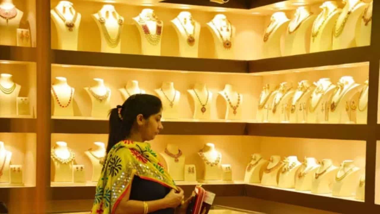 Gold Price Today: জামাইষষ্ঠী মিটতেই সোনার দামে বড় পরিবর্তন, রুপো কিনতেও ছুটবে ঘাম! Gold Price Today: জামাইষষ্ঠী মিটতেই সোনার দামে বড় পরিবর্তন, রুপো কিনতেও ছুটবে ঘাম!