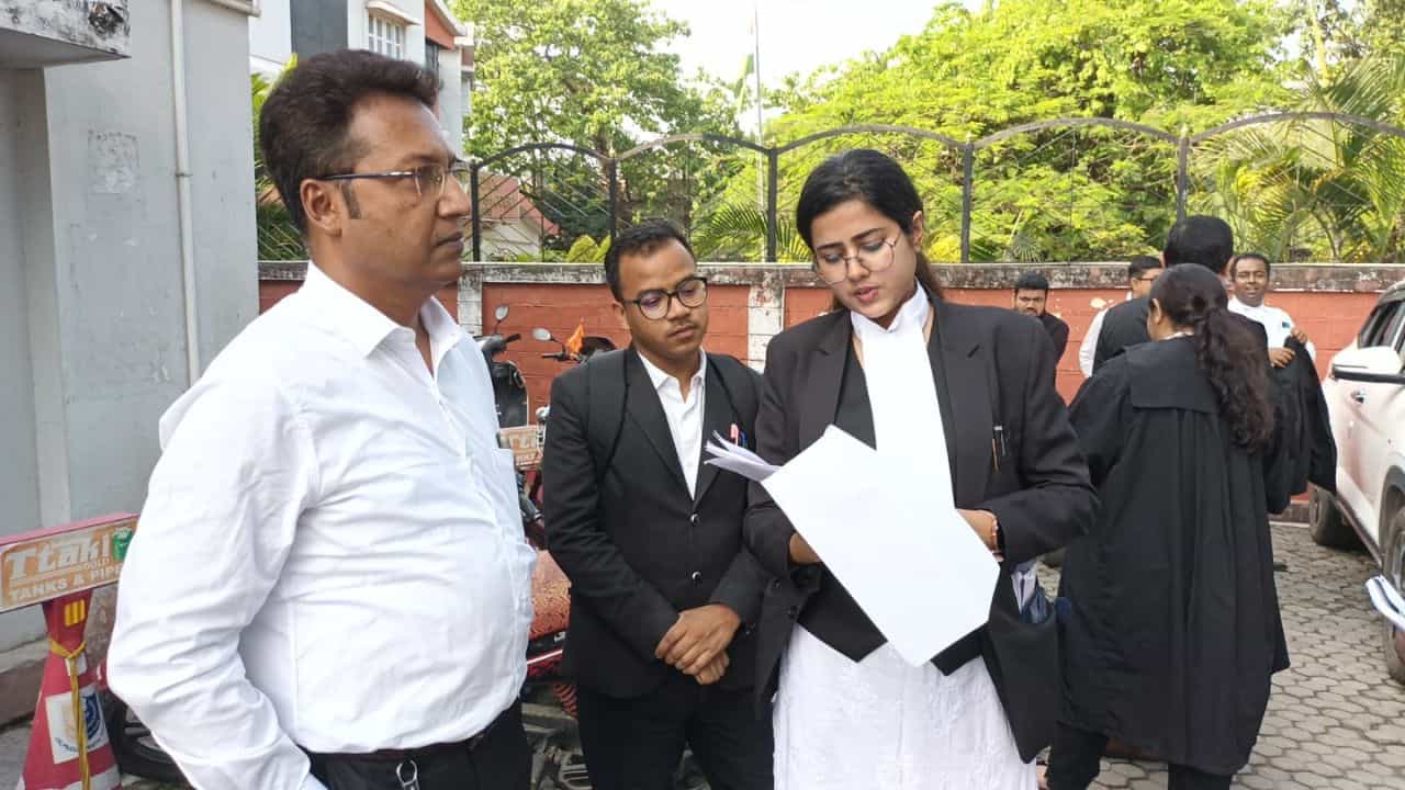 Jalpaiguri: সাড়ে ৭ বছর ধরে জেলে কাটিয়ে জামিন শিশুপাচার কাণ্ডে অভিযুক্তের Jalpaiguri: সাড়ে ৭ বছর ধরে জেলে কাটিয়ে জামিন শিশুপাচার কাণ্ডে অভিযুক্তের