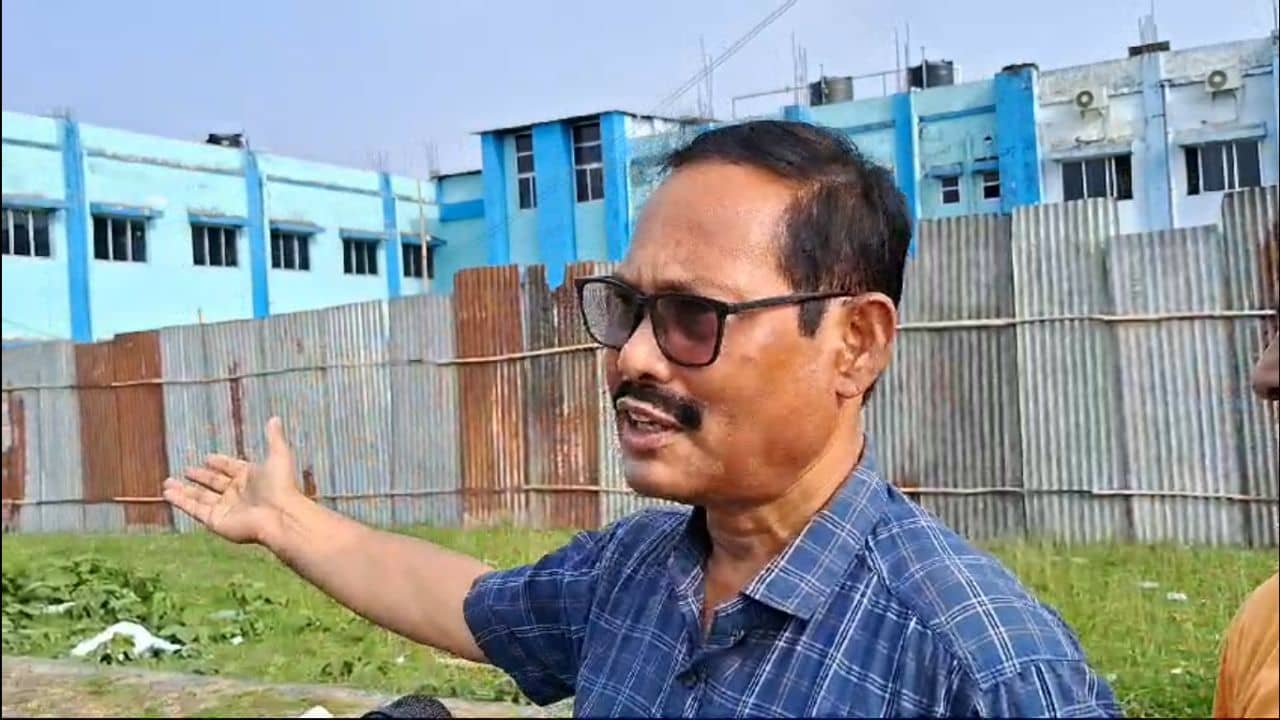 Jalpaiguri: স্ট্রং রুম পরিদর্শনে গিয়ে বিজেপি প্রার্থী বললেন, টিনের মধ্যে ফাঁক, জেলাশাসক আশ্বস্ত করে জানালেন...