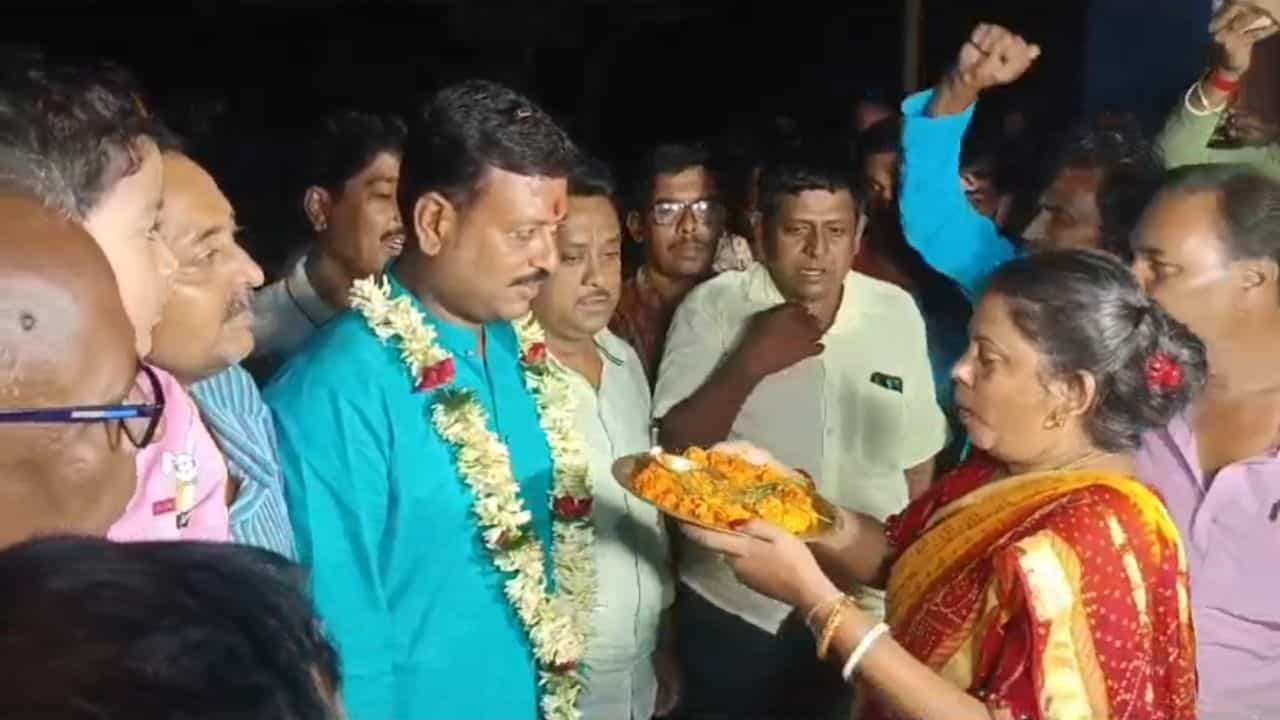 Jiban Krishna Saha: জেল থেকে বাড়ি ফিরতেই জীবনকৃষ্ণকে রাজকীয় বরণ! বিধায়ক শোনালেন 'গর্বের' কথা Jiban Krishna Saha: জেল থেকে বাড়ি ফিরতেই জীবনকৃষ্ণকে রাজকীয় বরণ! বিধায়ক শোনালেন 'গর্বের' কথা