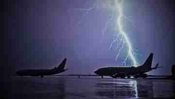 Kolkata Airport: ঝড়-বৃষ্টির মধ্যেই বিমানবন্দরের ভিতরে কাজ করছিলেন ওঁরা, আচমকা বজ্রপাত