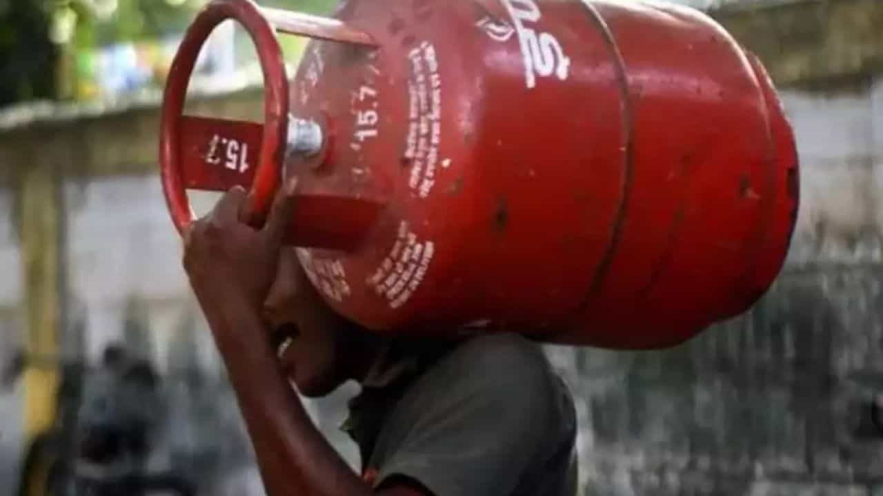 LPG Cylinder Price: ১ তারিখেই সস্তা হয়ে গেল রান্নার গ্যাস, এর থেকে ভাল খবর আর কি হতে পারে! LPG Cylinder Price: ১ তারিখেই সস্তা হয়ে গেল রান্নার গ্যাস, এর থেকে ভাল খবর আর কি হতে পারে!