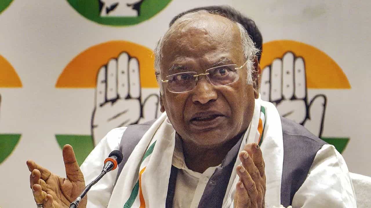 Prime Minister Face: 'ইন্ডিয়া' জোট জয়ী হলে প্রধানমন্ত্রী কে হবেন? জানিয়ে দিলেন খাড়্গে Prime Minister Face: 'ইন্ডিয়া' জোট জয়ী হলে প্রধানমন্ত্রী কে হবেন? জানিয়ে দিলেন খাড়্গে