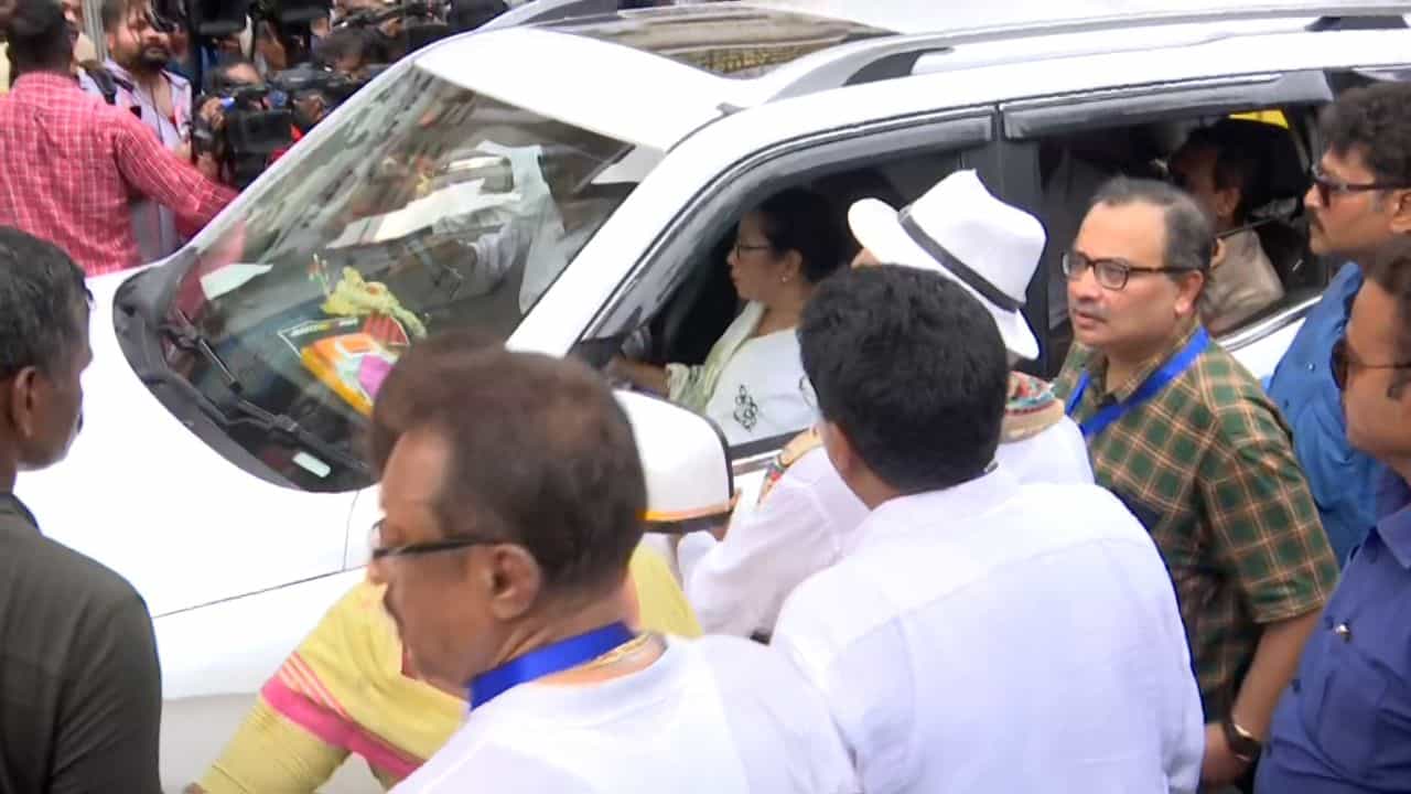Mamata Banerjee: পদযাত্রা শেষে সুদীপ-কুণালকে ডেকে কথা মমতার, কী বার্তা দিলেন দলনেত্রী Mamata Banerjee: পদযাত্রা শেষে সুদীপ-কুণালকে ডেকে কথা মমতার, কী বার্তা দিলেন দলনেত্রী