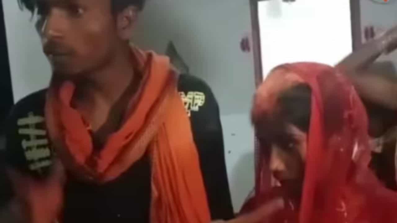 বয়স মাত্র ১৯, দুই প্রেমিকার সঙ্গে রাতে 'দুষ্টু খেলা' খেলতে গিয়ে ২০ দিনেই যা কাণ্ড ঘটাল যুবক! চোখ কপালে সবার বয়স মাত্র ১৯, দুই প্রেমিকার সঙ্গে রাতে 'দুষ্টু খেলা' খেলতে গিয়ে ২০ দিনেই যা কাণ্ড ঘটাল যুবক! চোখ কপালে সবার