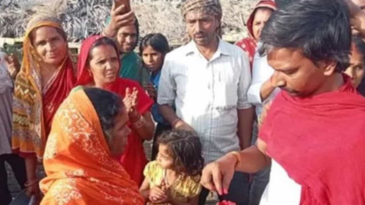 শাশুড়ির প্রেমে হাবুডুবু খাচ্ছিল জামাই, শ্বশুর ফষ্টিনষ্টি ধরতেই.... ভিডিয়োতেই দেখুন কী হল শাশুড়ির প্রেমে হাবুডুবু খাচ্ছিল জামাই, শ্বশুর ফষ্টিনষ্টি ধরতেই.... ভিডিয়োতেই দেখুন কী হল