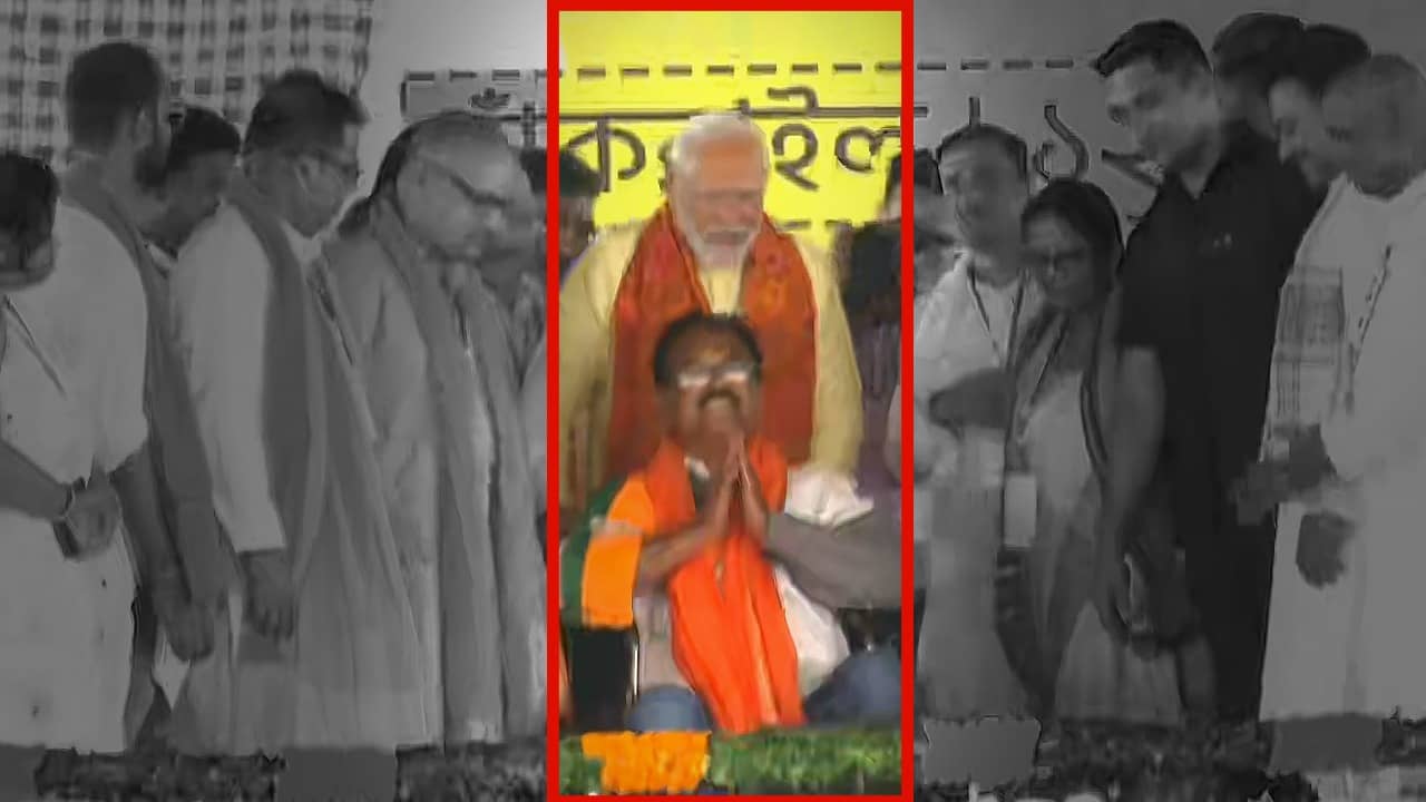 Narendra Modi: হুইল চেয়ারে উলুবেড়িয়ার প্রার্থী, নিজে ঠেলে সামনে এগিয়ে আনলেন মোদী