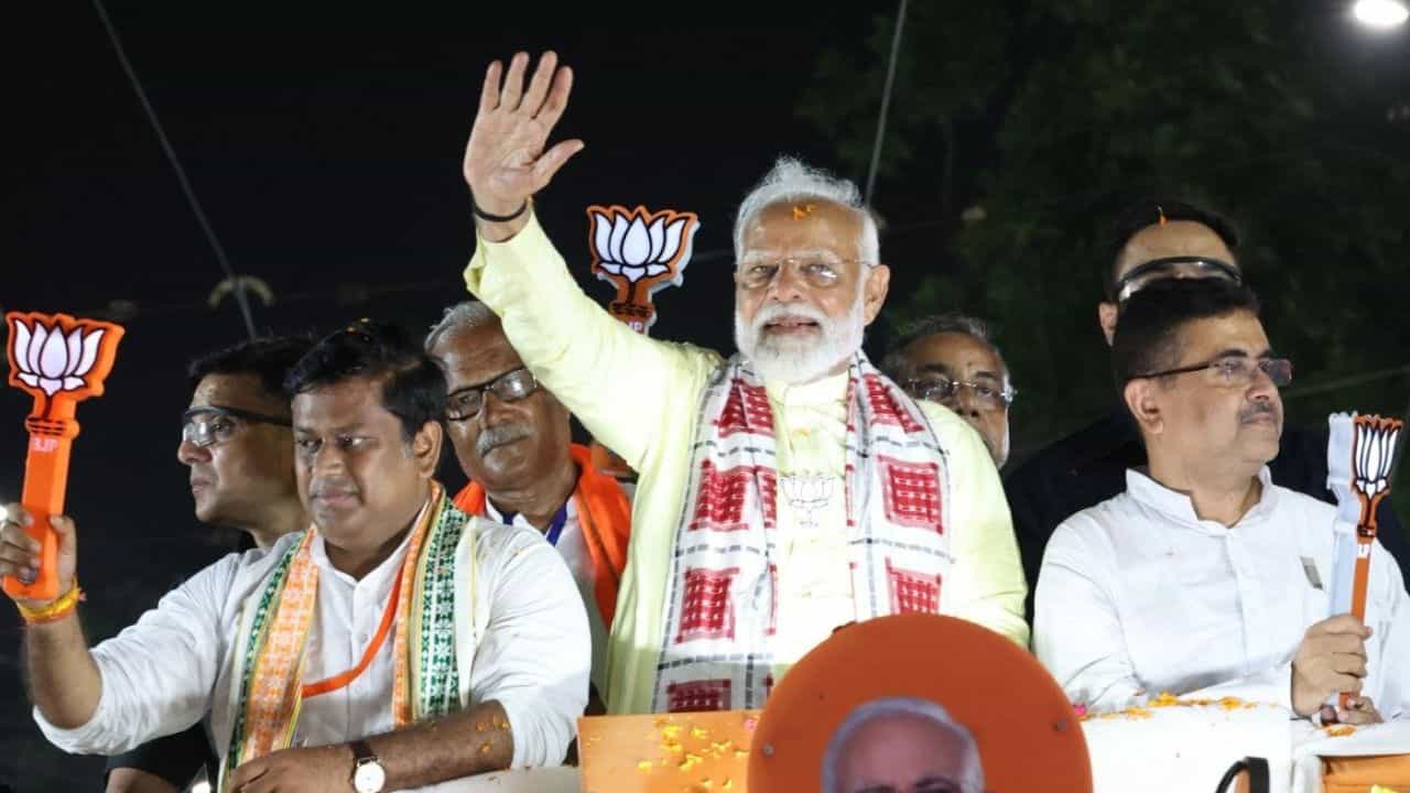 Narendra Modi: 'এই শহরের স্বপ্নপূরণ করতে চাই', কলকাতার সঙ্গে বিজেপির শিকড় বোঝালেন নমো Narendra Modi: 'এই শহরের স্বপ্নপূরণ করতে চাই', কলকাতার সঙ্গে বিজেপির শিকড় বোঝালেন নমো