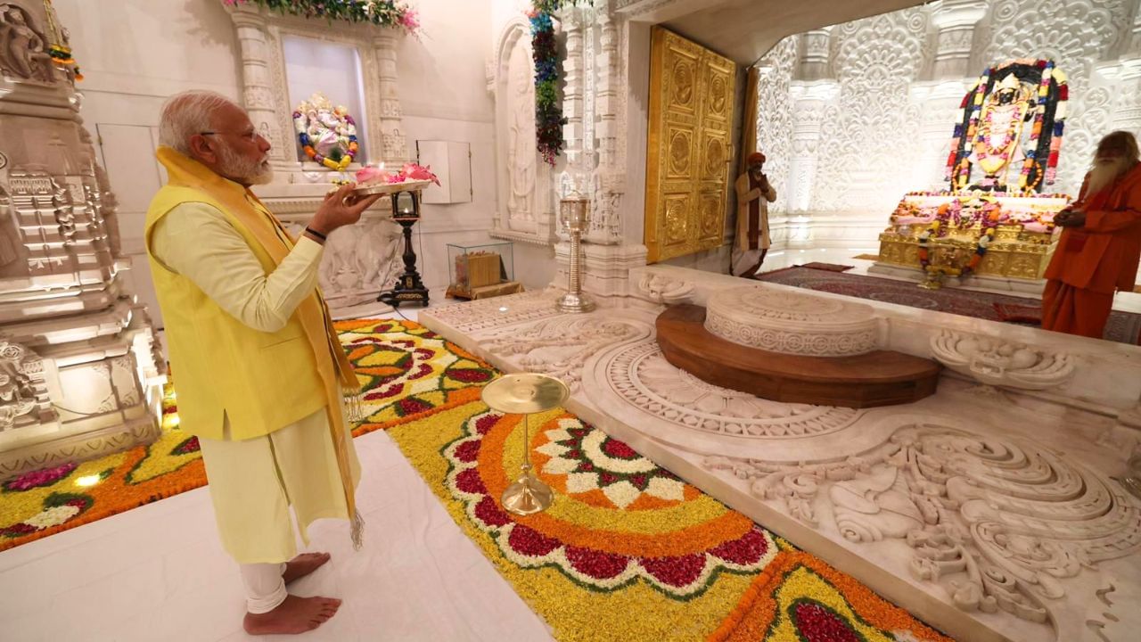Narendra Modi: রামলালাকে সাষ্টাঙ্গে প্রণাম, ১৪০ কোটি দেশবাসীর মঙ্গল কামনায় নিষ্ঠাভরে পুজো মোদীর