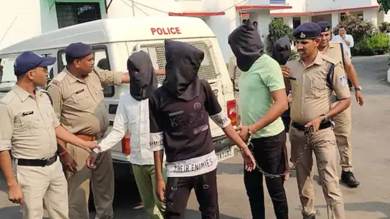 হুবহু কলেজের ম্যামের কণ্ঠ, স্কলারশিপ দিতে ডাকতেন জঙ্গলে, পৌশাচিক লালসার শিকার ৭ যুবতী হুবহু কলেজের ম্যামের কণ্ঠ, স্কলারশিপ দিতে ডাকতেন জঙ্গলে, পৌশাচিক লালসার শিকার ৭ যুবতী