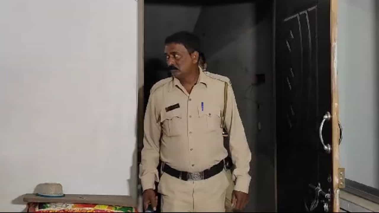 Howrah: ফাঁকা বাড়িতে রাতের অন্ধকারে সাংঘাতিক কাণ্ড! পুলিশ ঢুকতেই... Howrah: ফাঁকা বাড়িতে রাতের অন্ধকারে সাংঘাতিক কাণ্ড! পুলিশ ঢুকতেই...