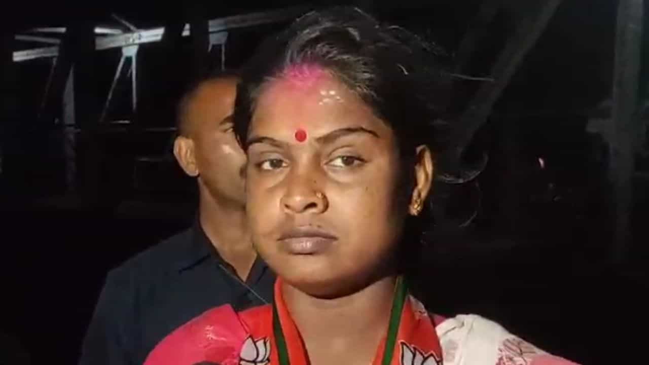 Sandeshkhali: 'হয়ত বউ-বাচ্চার মাথায় বন্দুক ঠেকিয়ে...', ভয়ঙ্কর সন্দেহ সন্দেশখালির রেখার মনে Sandeshkhali: 'হয়ত বউ-বাচ্চার মাথায় বন্দুক ঠেকিয়ে...', ভয়ঙ্কর সন্দেহ সন্দেশখালির রেখার মনে