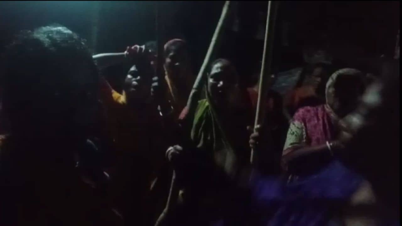 Sandeshkhali: লাঠি হাতে গ্রাম পাহারায় মহিলারা, ভোটের আগের রাতে ফের তপ্ত সন্দেশখালি