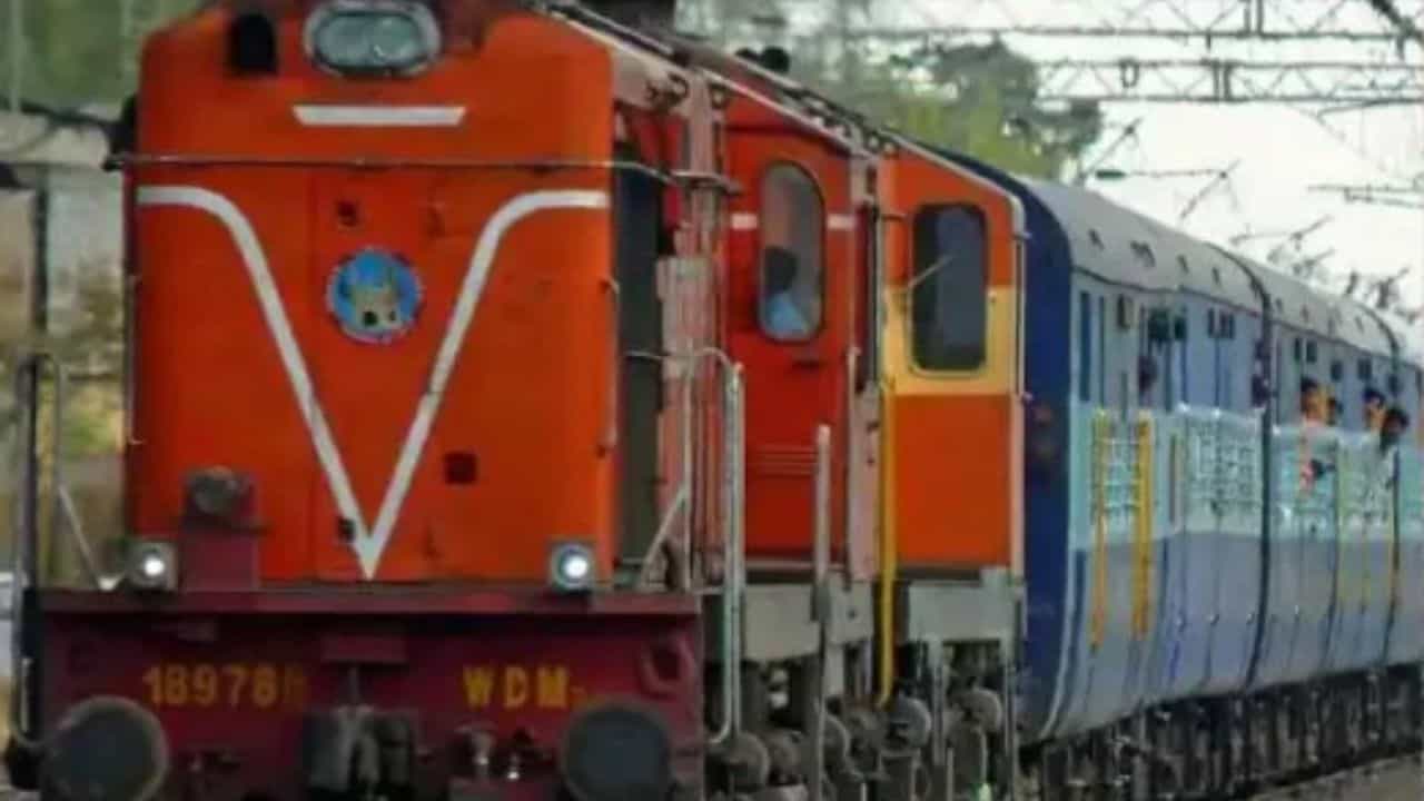 চলন্ত ট্রেনে এই কাজ করলে শ্রীঘরে যাওয়া পাকা! চলন্ত ট্রেনে এই কাজ করলে শ্রীঘরে যাওয়া পাকা!