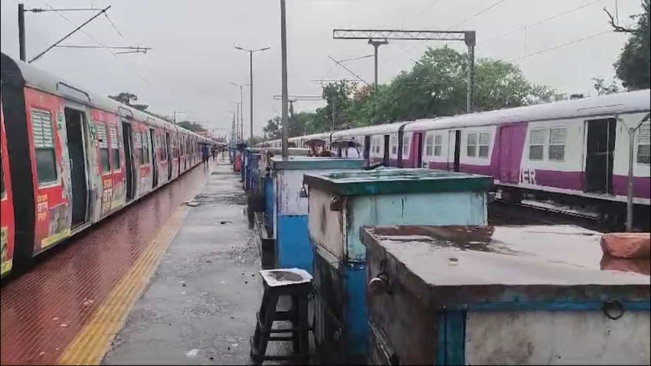 Local Train Service Suspended: সকাল ৯টা পর্যন্ত শিয়ালদহ দক্ষিণ শাখায় বন্ধ ট্রেন চলাচল, চরম দুর্ভোগ নিত্যযাত্রীদের Local Train Service Suspended: সকাল ৯টা পর্যন্ত শিয়ালদহ দক্ষিণ শাখায় বন্ধ ট্রেন চলাচল, চরম দুর্ভোগ নিত্যযাত্রীদের