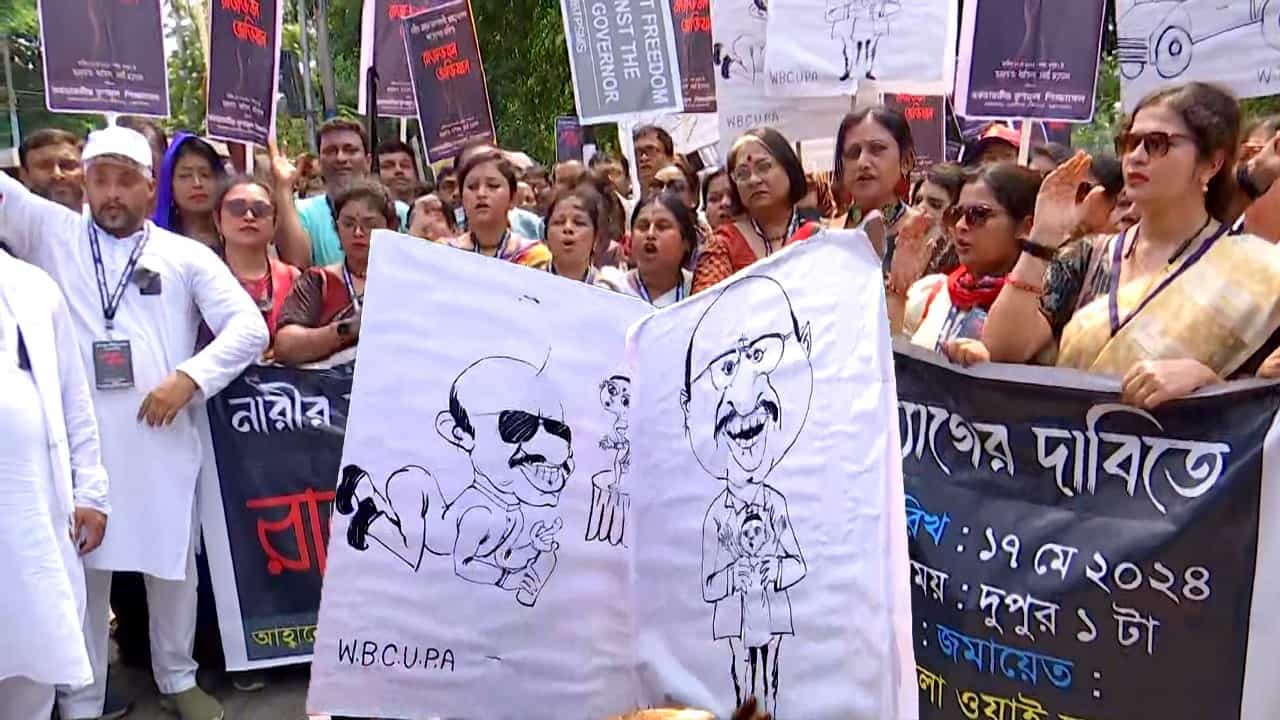 Raj Bhavan Abhiyan: তৃণমূল শিক্ষা সেলের রাজভবন অভিযানে তুলকালাম, পুলিশের সঙ্গে ধস্তাধস্তি Raj Bhavan Abhiyan: তৃণমূল শিক্ষা সেলের রাজভবন অভিযানে তুলকালাম, পুলিশের সঙ্গে ধস্তাধস্তি