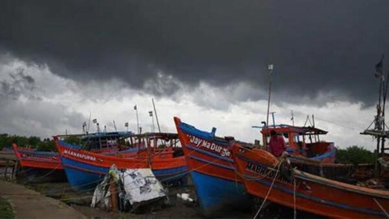 Cyclone: সকাল থেকেই গুমোট ভাব, মুখভার আকাশের, ঘূর্ণিঝড় কি সত্য়িই হবে?