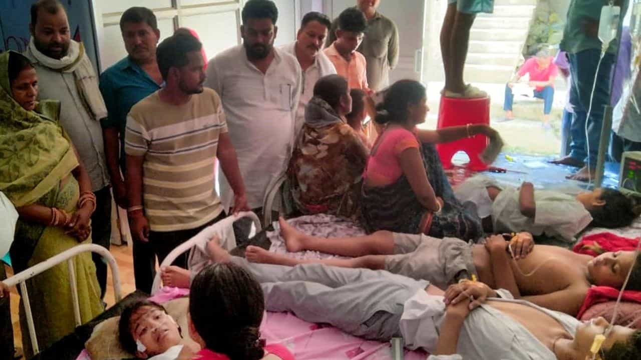 কেউ ভুল বকছেন, কেউ আবার ঘনঘন মূর্ছা যাচ্ছেন, ২ ঘণ্টাতেই মৃত্যু ১৬ জনের! কী হল হঠাৎ? কেউ ভুল বকছেন, কেউ আবার ঘনঘন মূর্ছা যাচ্ছেন, ২ ঘণ্টাতেই মৃত্যু ১৬ জনের! কী হল হঠাৎ?