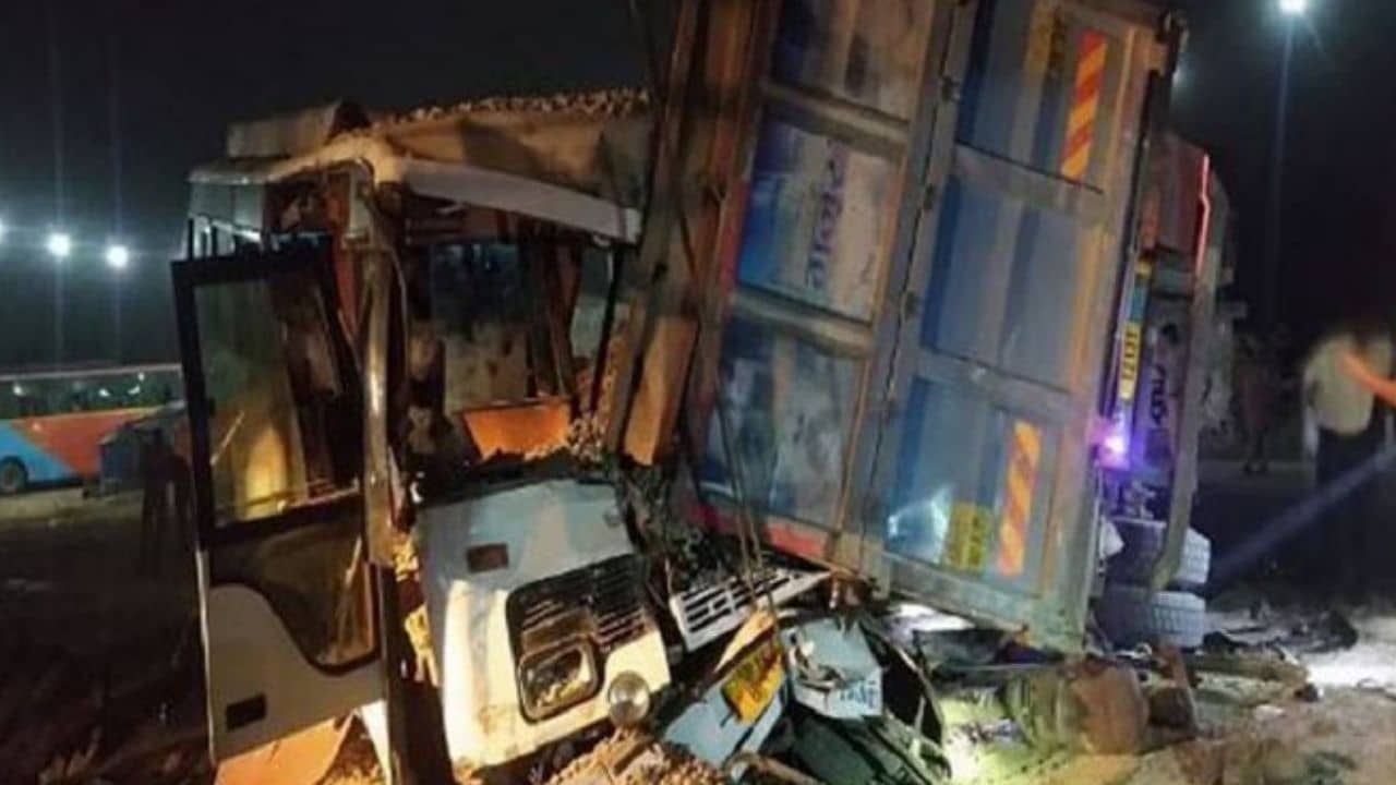 বাসের উপরে ভল্ট, পিষে চেপ্টে দিল ট্রাক, ধাবায় খেতে দাঁড়িয়ে মর্মান্তিক পরিণতি ১১ জনের