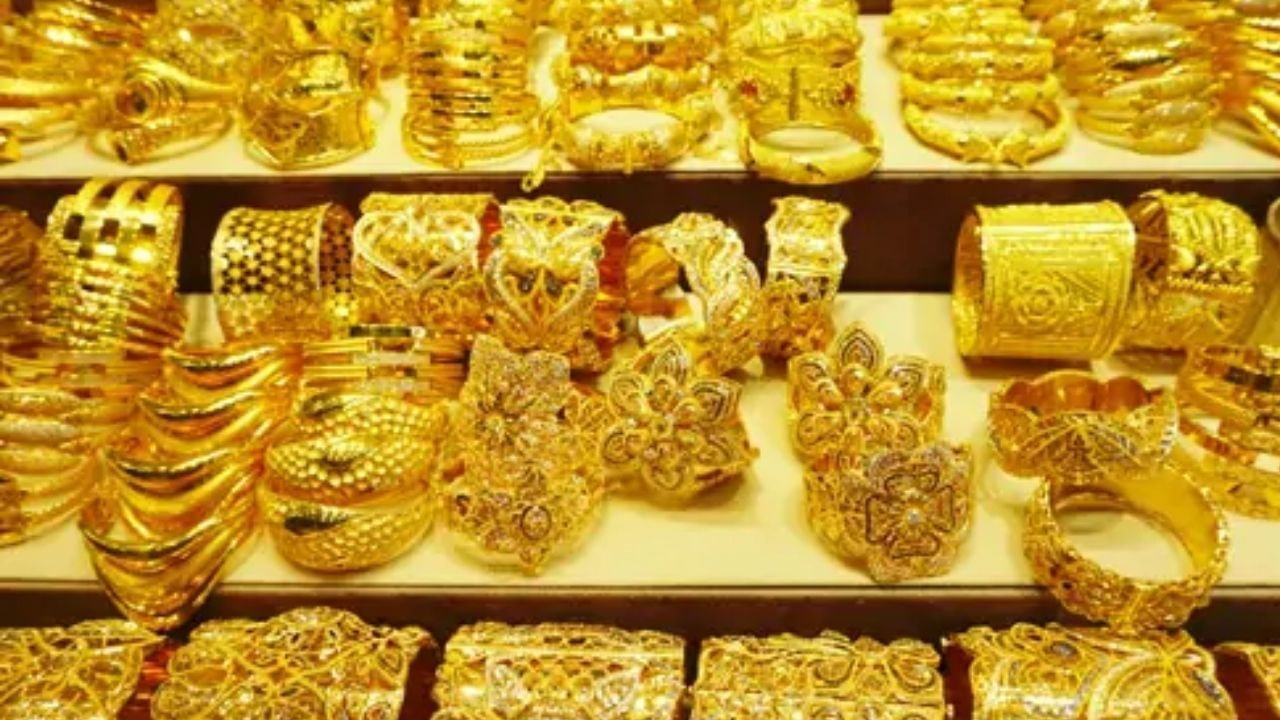Gold Price: বাজেটের আগে সোনার দামে উর্ধ্বগতি! বদলে কিনতে পারেন প্ল্যাটিনাম