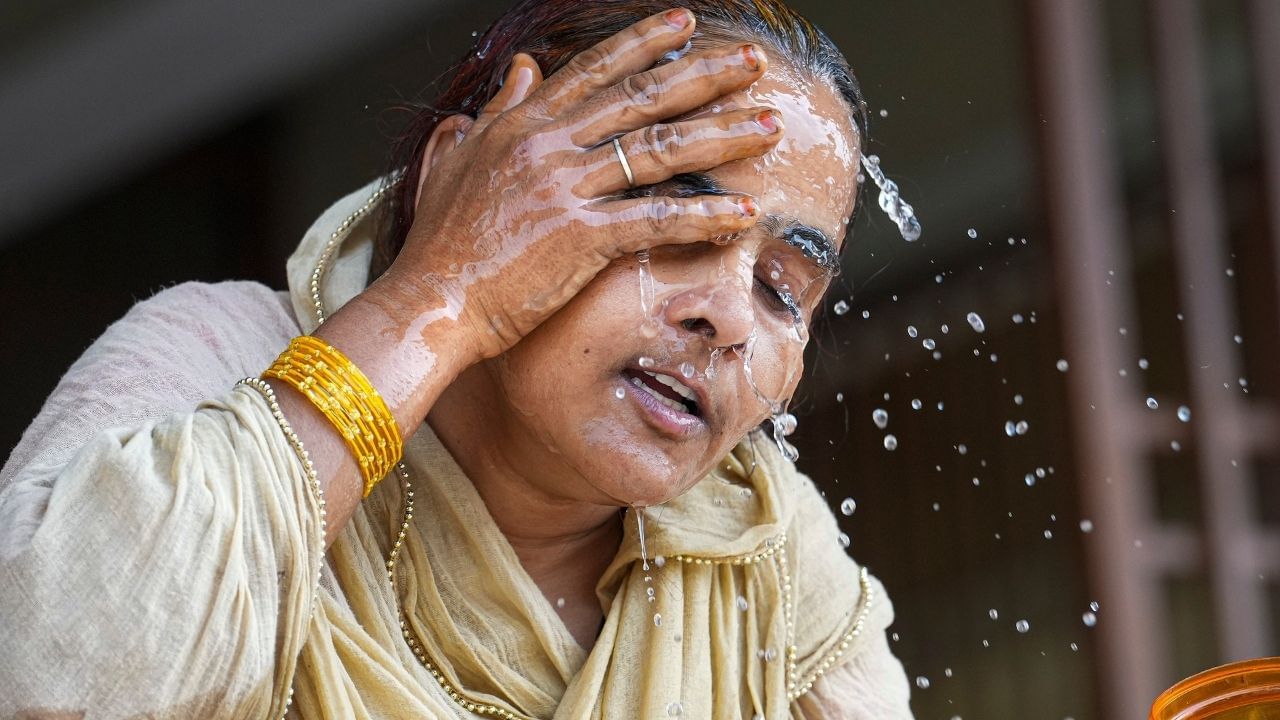 ফের তাপমাত্রা পৌঁছে গিয়েছে ৪০ ডিগ্রির দোরগোড়ায়। কার্যত লু বইছে। আর এই প্রচণ্ড গরমে হিটস্ট্রোক, ডিহাইড্রেশন থেকে উচ্চ রক্তচাপের সমস্যা বাড়ছে। শিশু থেকে তরুণ, বয়স্ক- কেউ রেহাই পাচ্ছে না