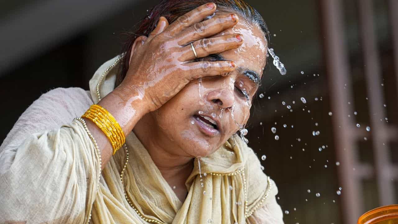 ফের তাপমাত্রা পৌঁছে গিয়েছে ৪০ ডিগ্রির দোরগোড়ায়। কার্যত লু বইছে। আর এই প্রচণ্ড গরমে হিটস্ট্রোক, ডিহাইড্রেশন থেকে উচ্চ রক্তচাপের সমস্যা বাড়ছে। শিশু থেকে তরুণ, বয়স্ক- কেউ রেহাই পাচ্ছে না