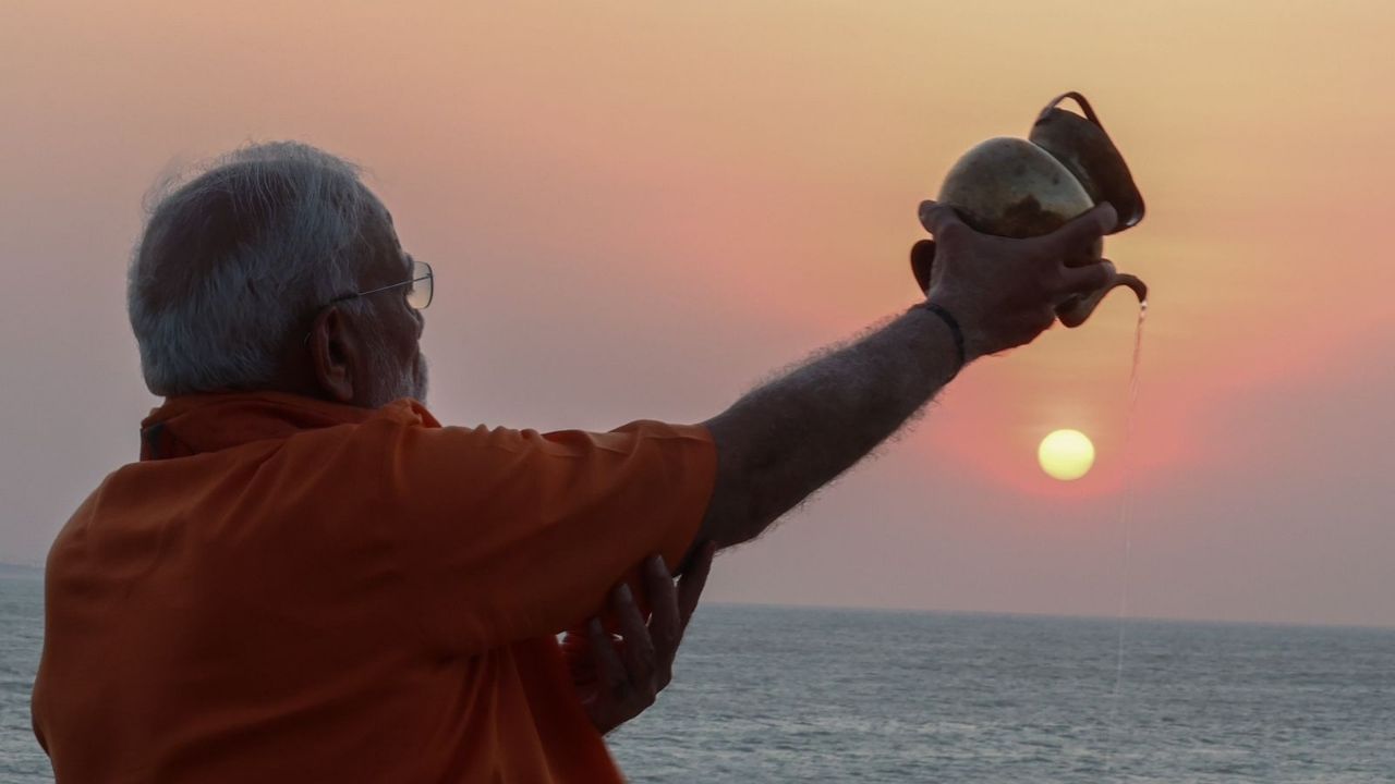 এদিন সকালে কন্যাকুমারীর শেষ প্রান্তে দাঁড়িয়ে সূর্য প্রণাম করেন প্রধানমন্ত্রী মোদী।  