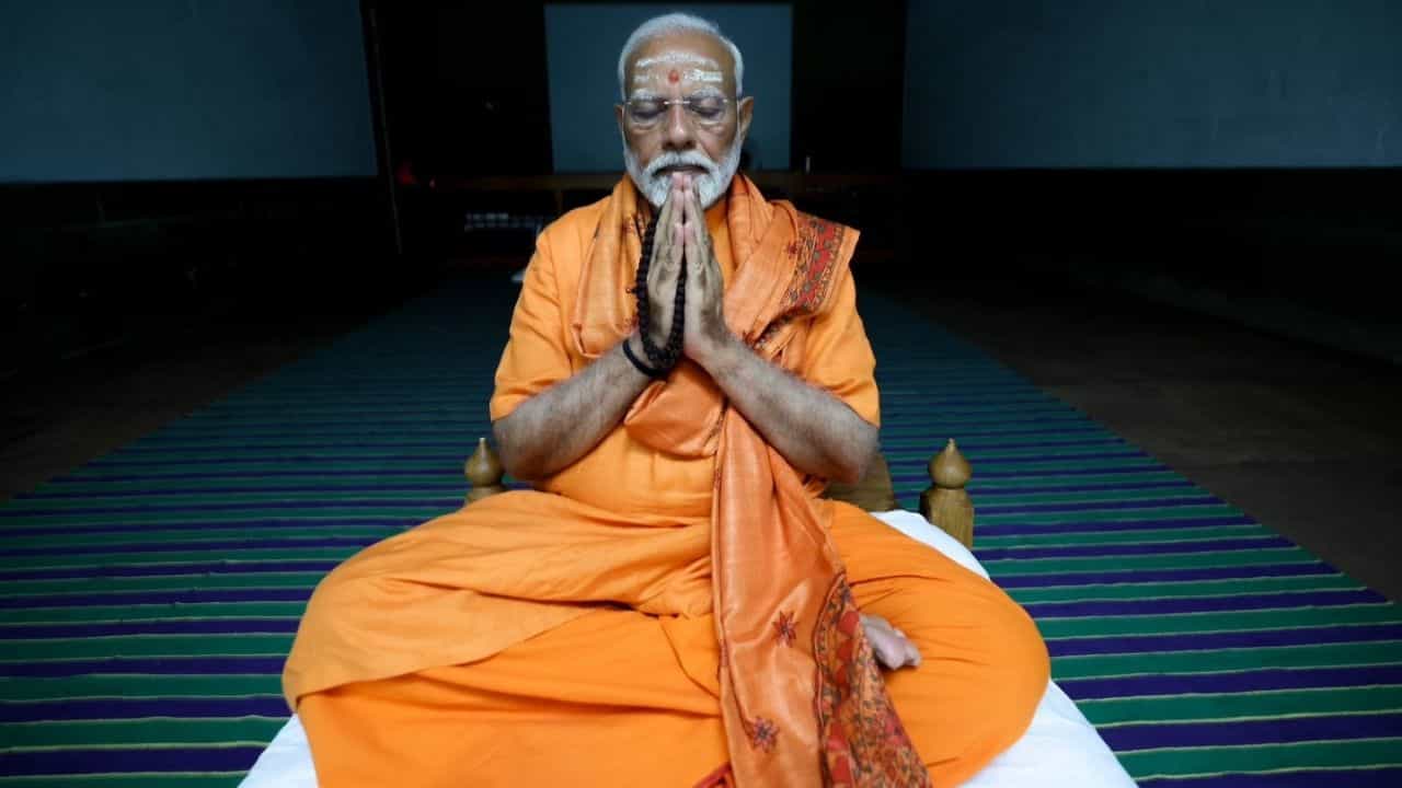 কন্যাকুমারীতে ধ্যান করছেন প্রধানমন্ত্রী নরেন্দ্র মোদী। বিবেকানন্দ রক মেমোরিয়ালে ৪৫ ঘণ্টা ধরে ধ্যান করবেন তিনি।