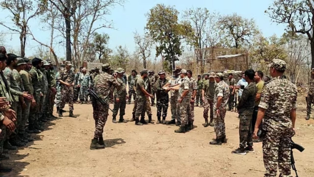 Maoist Encounter: ৮ ঘণ্টার দুর্ধর্ষ লড়াই, বিজাপুরের জঙ্গলে ১২ মাওবাদীকে নিকেশ নিরাপত্তা বাহিনীর