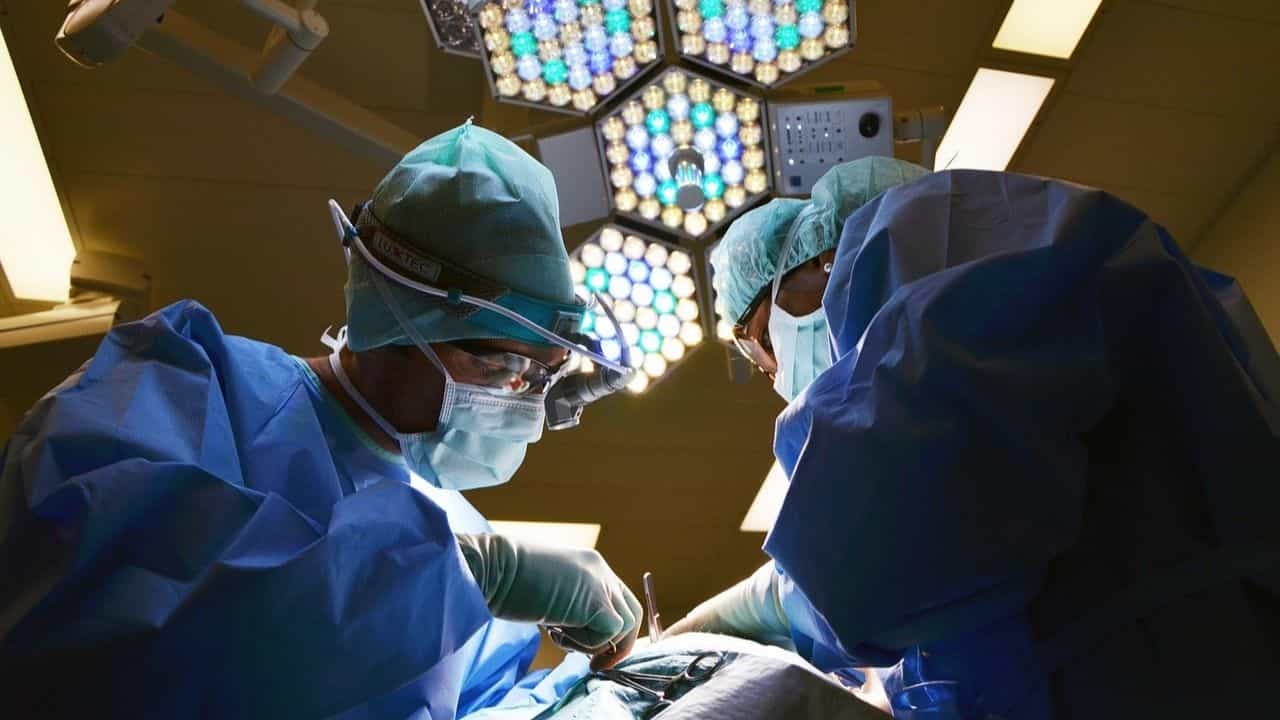 Medical Negligence: শিশুর আঙুলের বদলে জিভে অস্ত্রোপচার! মেডিক্যাল কলেজের নামকরা ডাক্তারের কাণ্ডে তুমুল অশান্তি Medical Negligence: শিশুর আঙুলের বদলে জিভে অস্ত্রোপচার! মেডিক্যাল কলেজের নামকরা ডাক্তারের কাণ্ডে তুমুল অশান্তি