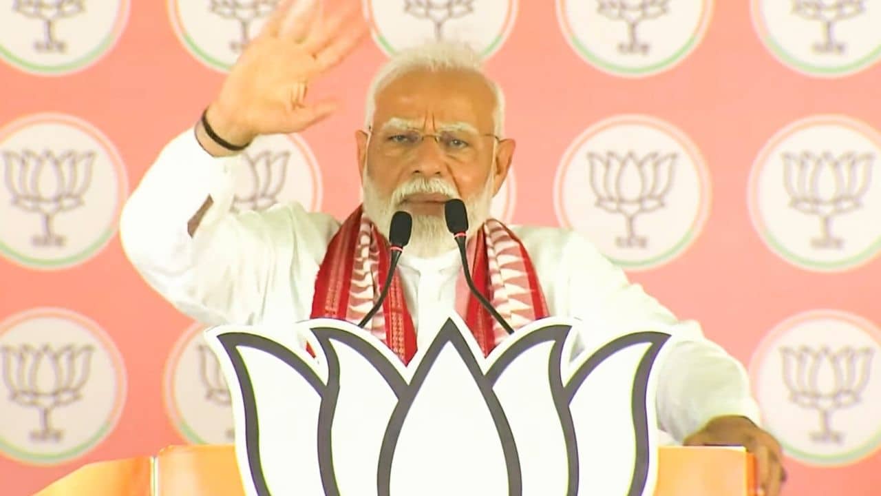 PM Narendra Modi: নিজের দেশকেই ভয় দেখাচ্ছে, কংগ্রেসকে পাকিস্তান প্রেমী বলে কটাক্ষ মোদীর