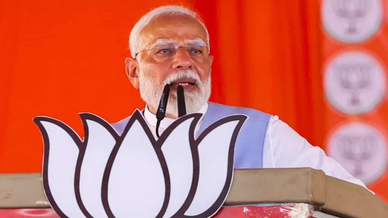 Narendra Modi: ১৪-তে বলেছিলেন, 'না খায়ুঙ্গা, না খানে দুঙ্গা', ২৪-এ নতুন গ্যারান্টি মোদীর Narendra Modi: ১৪-তে বলেছিলেন, 'না খায়ুঙ্গা, না খানে দুঙ্গা', ২৪-এ নতুন গ্যারান্টি মোদীর