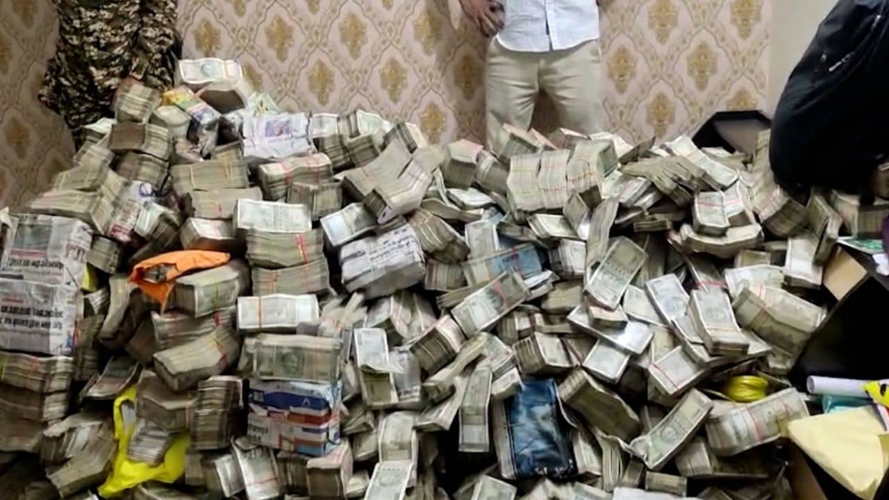 Money Recovery: মন্ত্রীর PA-র কাজের লোকের বাড়ি থেকে উদ্ধার ২৫ কোটি, গণনা চলছে এখনও