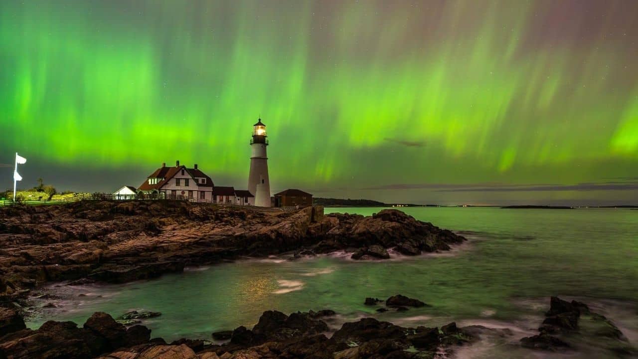 লন্ডন থেকে লাদাখ, চেনা গণ্ডির বাইরেও ‘মেরুজ্যোতি’র খেলা! বিরল সৌরঝড়ে উদ্বেগ কেন?