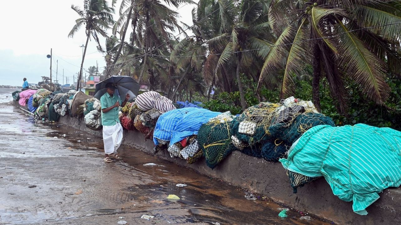 আবহাওয়া দফতরের তরফে জানানো হয়েছে, বিকেল থেকেই পরিস্থিতি খারাপ হবে। শুরু হবে ঝড়-বৃষ্টি। এই সময়ে খুব প্রয়োজন না হলে, বাড়ি থেকে বের হতে বারণ করা হয়েছে।