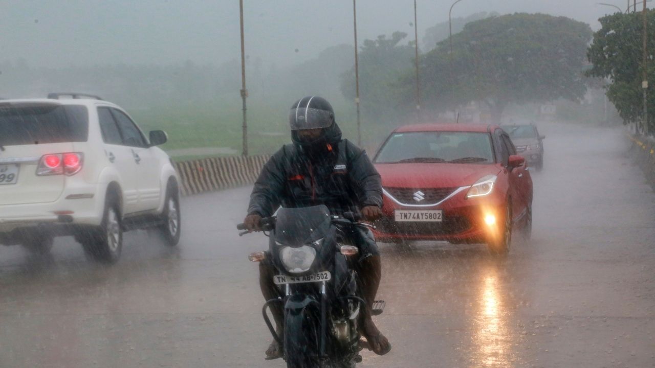 রবিবার সকাল থেকেই মেঘলা আকাশ। ঘনঘন বদলাচ্ছে আবহাওয়া। জায়গায় জায়গায় বিক্ষিপ্ত বৃষ্টিপাতও হচ্ছে। বেলা বাড়তেই বাড়বে দুর্যোগও। ঘূর্ণিঝড়ের ল্যান্ডফলের সময় উপকূলবর্তী এলাকাগুলিতে ঘণ্টায় ১৩৫ কিলোমিটার বেগে ঝোড়ো হাওয়া বইতে পারে। কলকাতা ও সংলগ্ন এলাকাগুলিতেও ৯০ থেকে ১০০ কিলোমিটার বেগে ঝড় হতে পারে। 