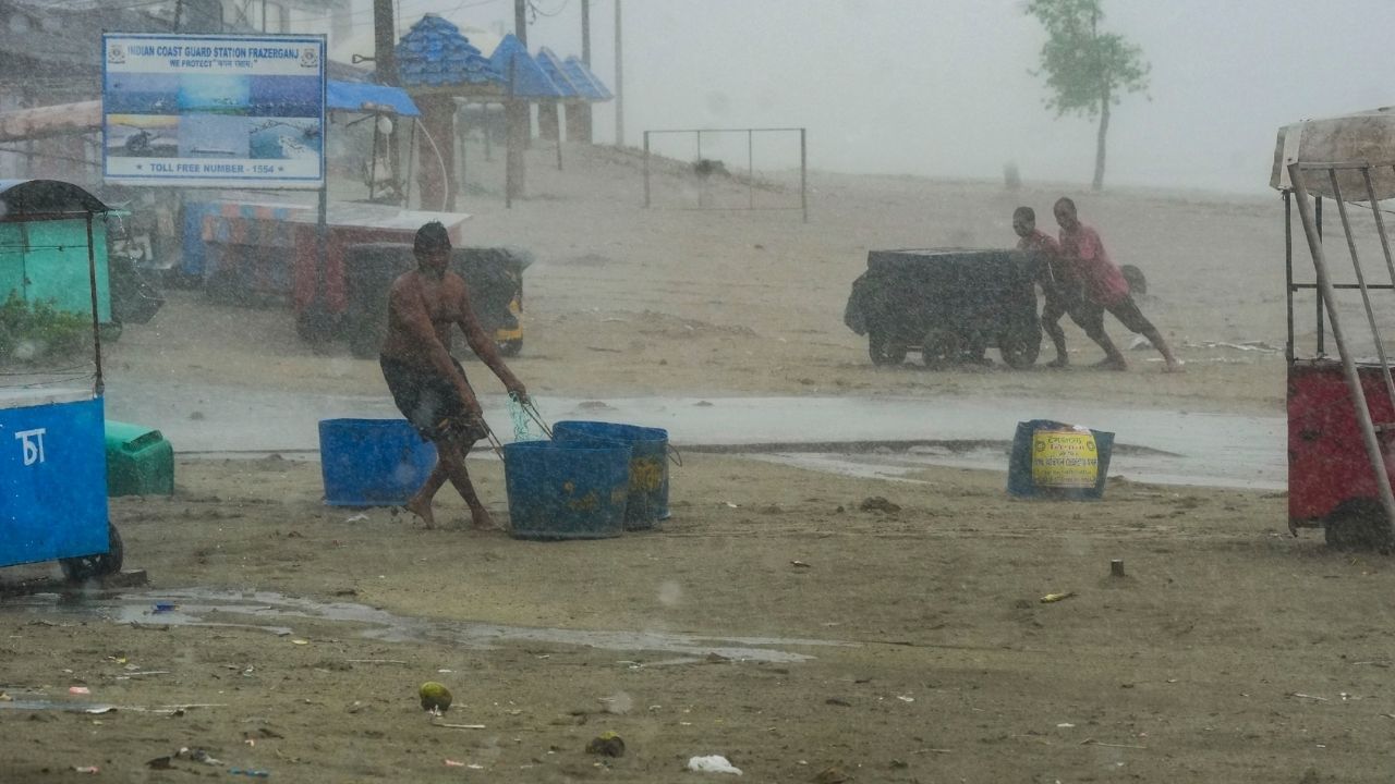 Cyclone Remal Update: রাতভর রেমালের রুদ্র তাণ্ডব, আজ সারাদিন চলবে দুর্যোগ, জারি লাল সতর্কতা