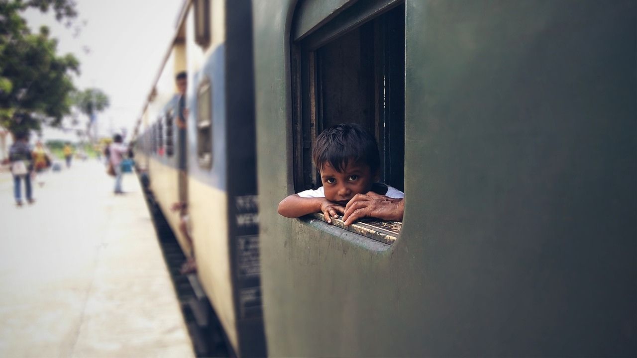 আপনারও যদি টিকিট কনফার্ম না হয়, তবে চিন্তার কারণ নেই। রেলওয়েই আপনাকে বিকল্প ট্রেনের ব্যবস্থা করে দেবে। এর জন্য দিতে হবে না কোনও অতিরিক্ত টাকাও। ভারতীয় রেলের এই সুবিধা ব্যবস্থার কথা কি জানেন?