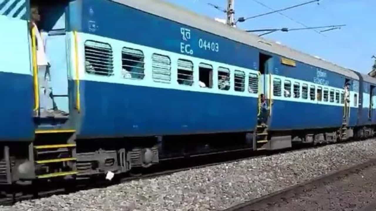 Longest Train Route: একবার ট্রেনে চাপলে ৭দিন পর পৌঁছবেন, জানেন কোথা থেকে কোথায় যায় সেই ট্রেন Longest Train Route: একবার ট্রেনে চাপলে ৭দিন পর পৌঁছবেন, জানেন কোথা থেকে কোথায় যায় সেই ট্রেন